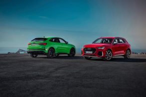 frente e traseira de audi rs q3 e audi rs q3 sportback nas cores verde e vermelho