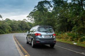 Chevrolet Spin Activ 2021 em movimento na estrada
