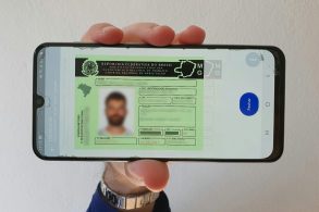 homem segura cnh digital com adicao de categoria a