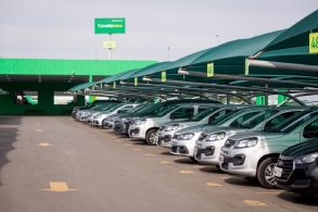 estacionamento cheio de veiculos de locadora ou frota da localiza hertz 1