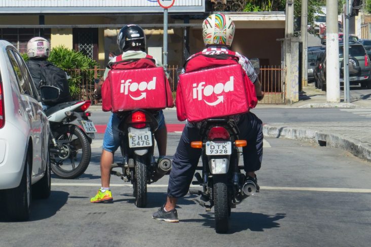 entregadores de aplicativos de motocicleta em rua de taubate em sao paulo