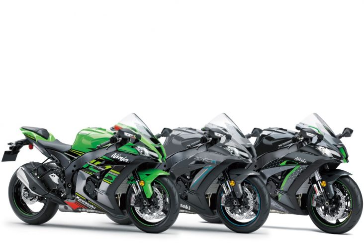 tres motocicletas ninja zx 10r e ninja zx 10r se modelos 2020 enfileiradas sendo uma delas verde