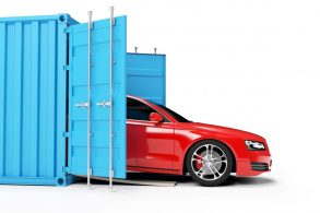 carro importado vermelho saindo do container azul mercado brasileiro