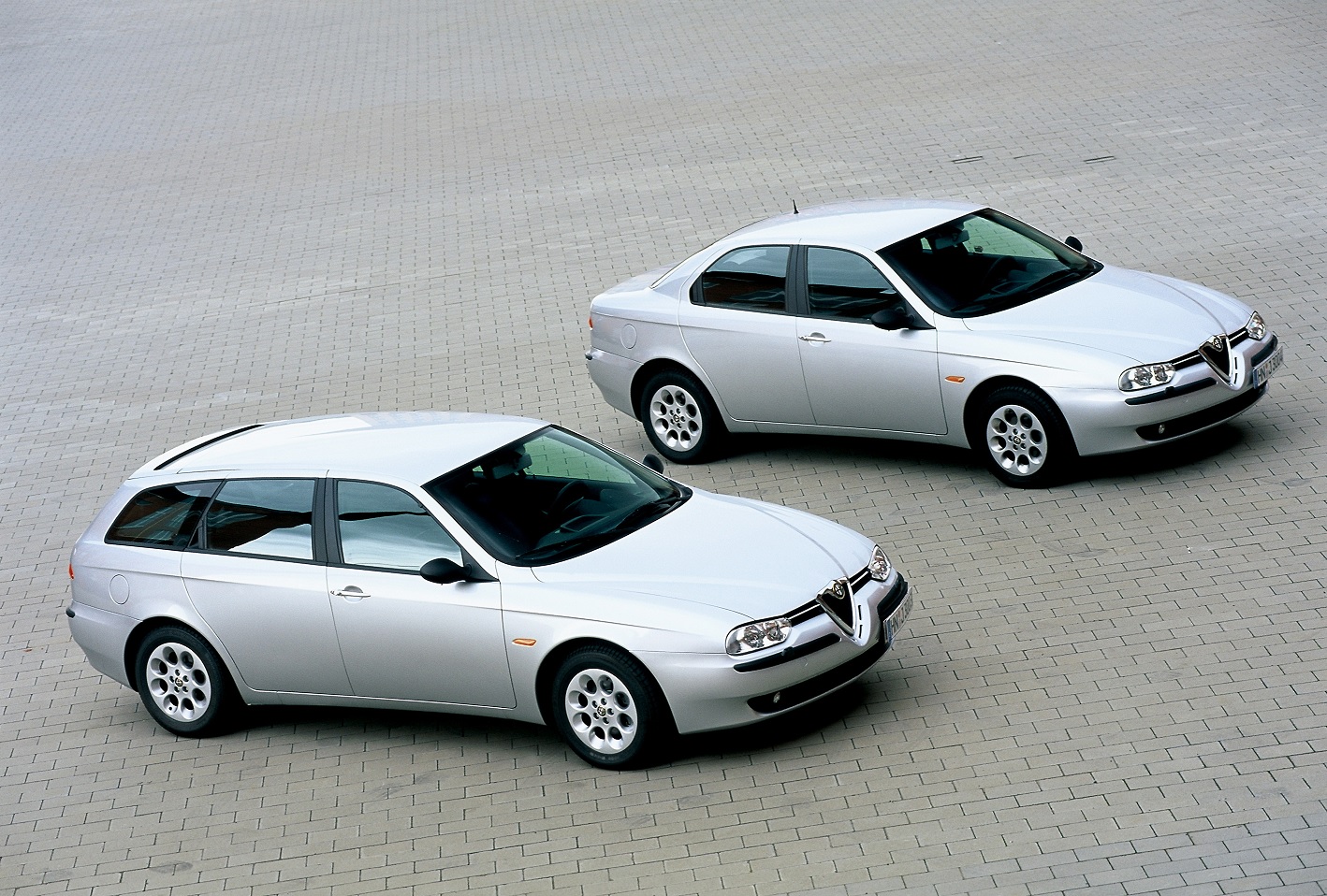 alfa romeo 156 sedan e sportwagn prata frente