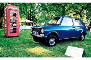 mini 9x hatchback estacionado em gramado