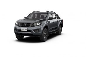 nissan frontier attack cinza vista de frente lado do motorista