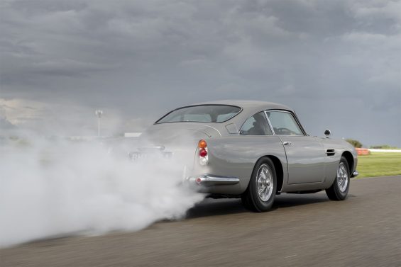 aston martin db5 james bond cortina de fumaca