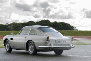 aston martin db5 james bond traseira