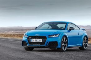 audi tt rs azul estacionado em pista