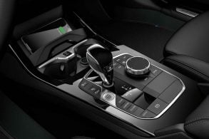 carregador sem fio e manopla do cambio automatico de um modelo bmw