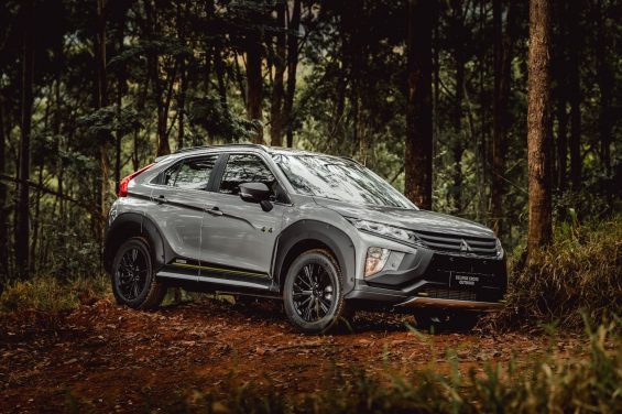 lateral do mitsubishi eclipse cross outdoor rodando em estrada de terra