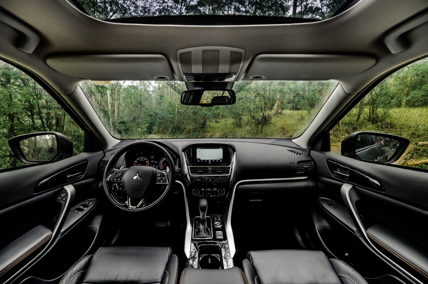 interior do mitsubishi eclipse cross outdoor