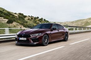 bmw m8 gran coupe vinho em estrada
