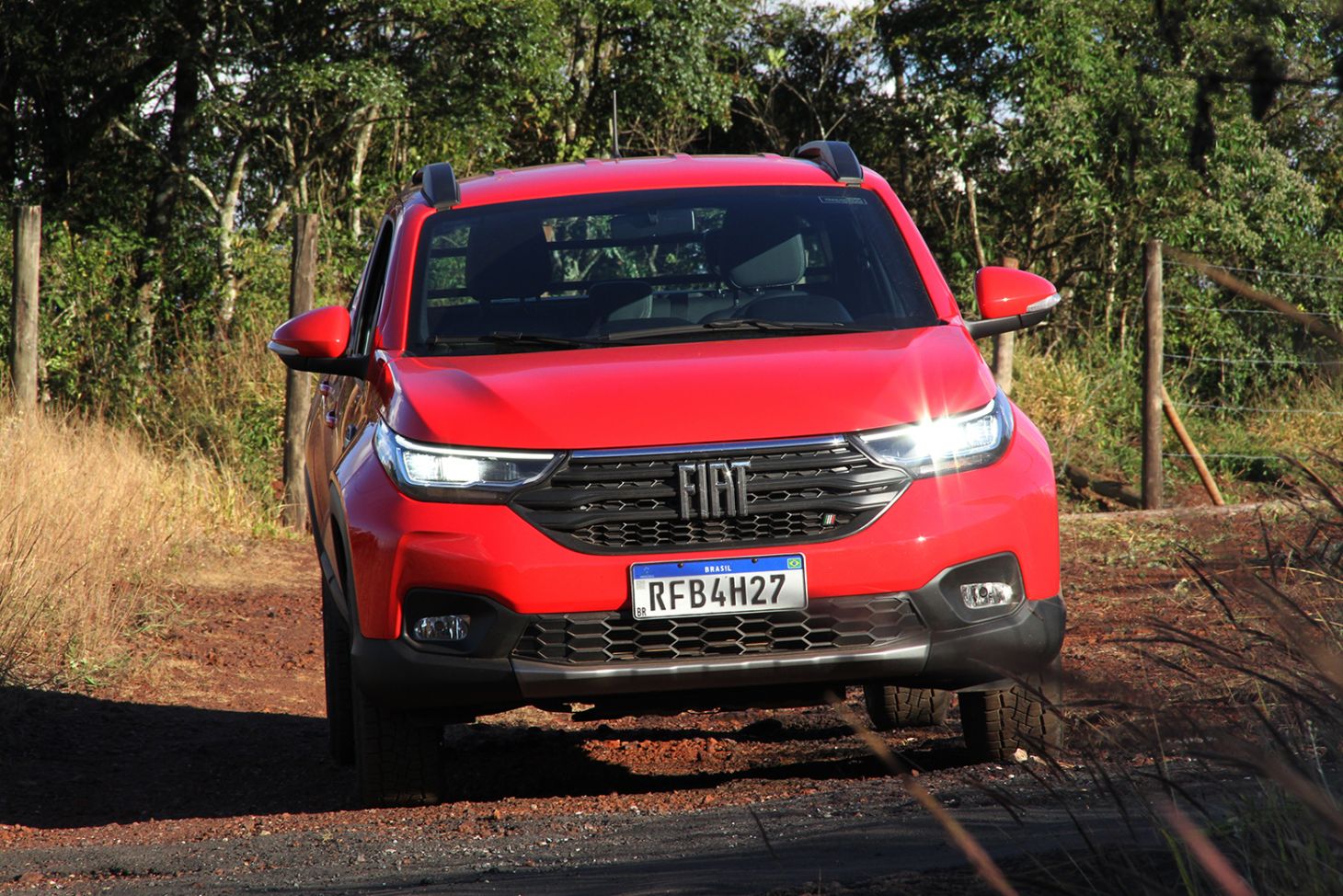 nova fiat strada 2021 volcano cabine dupla vermelha frente