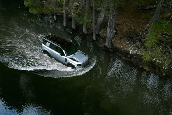 novo defender offroad atravessando rio 2