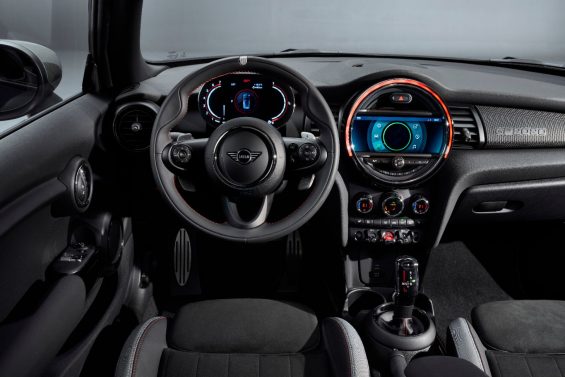 interior do mini john cooper works gp com foco em volante e painel