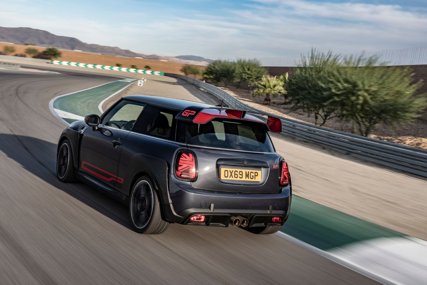 traseira do mini john cooper works gp em pista de corrida