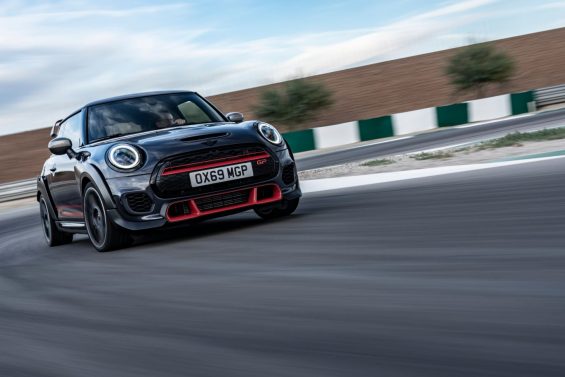 mini john cooper works gp cinza visto de frente em pista de corrida