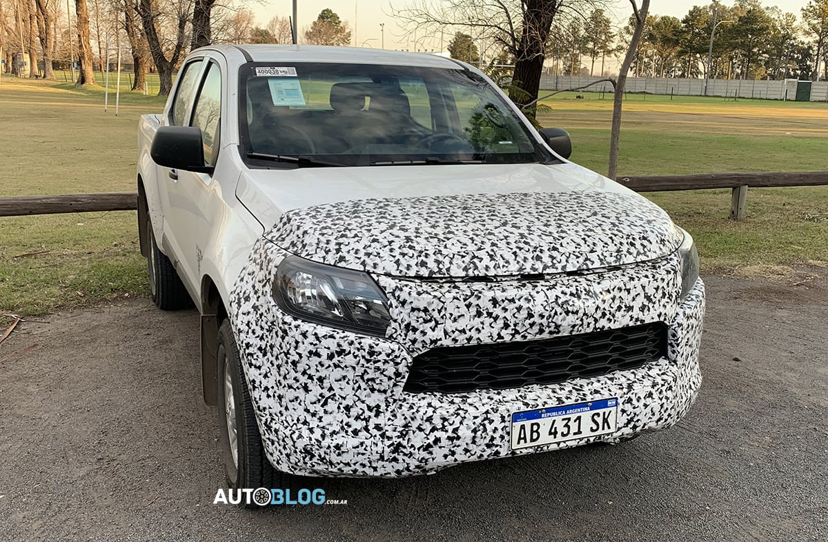 Nova Chevrolet S10 é flagrada com menos camuflagem nos EUA