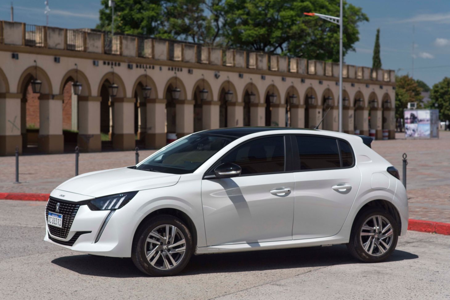 Por que o Peugeot 208 vende tão pouco? Veja 10 motivos