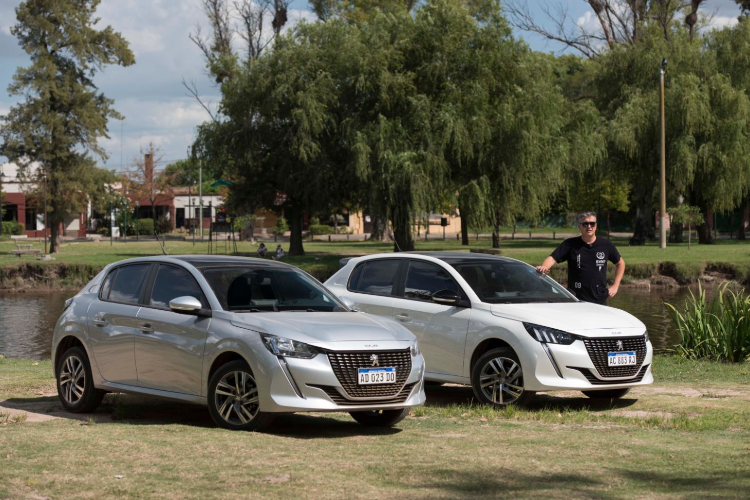 novos peugeot 208 prata e branco