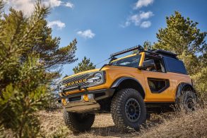 ford bronco 2 portas amarelo na trilha