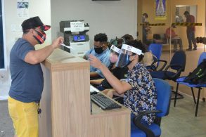 homem em atendimento no detran pa durante a quarentena pandemia novo coronavirus 1