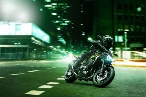 Kawasaki Z 900 2021 preta em movimento
