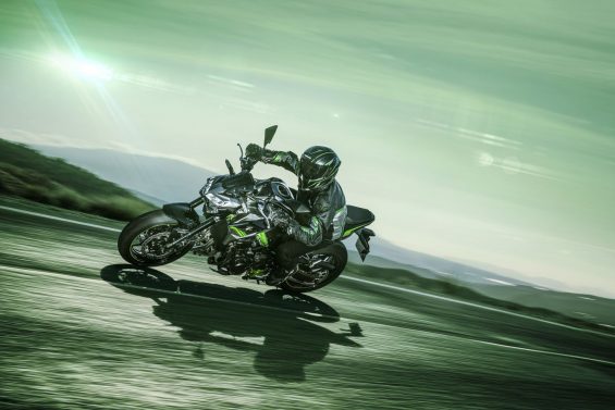 Kawasaki Z 900 2021 preta em movimento