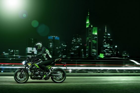 Kawasaki Z 900 2021 preta em movimento