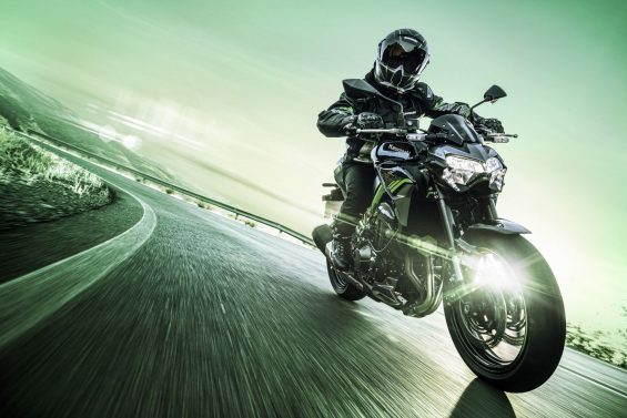 Kawasaki Z 900 2021 preta em movimento