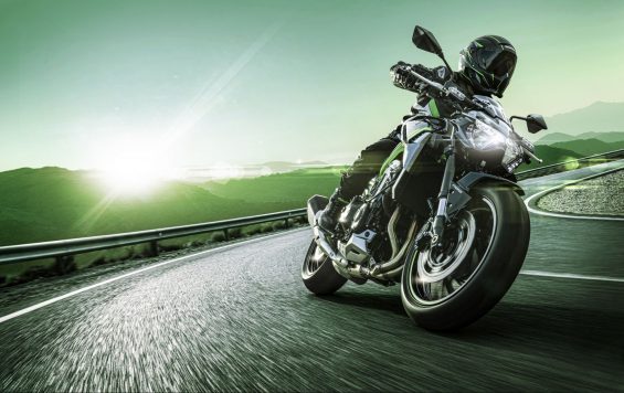 Kawasaki Z 900 2021 preta em movimento