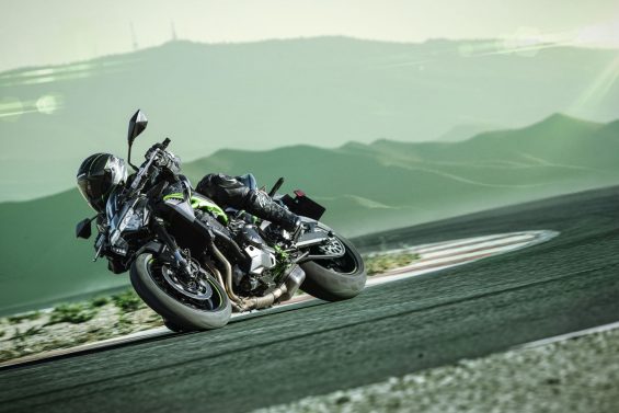 Kawasaki Z 900 2021 preta em movimento