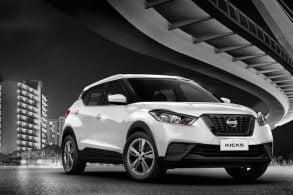nissan kicks para pcd versao active estacionado com cidade ao fundo