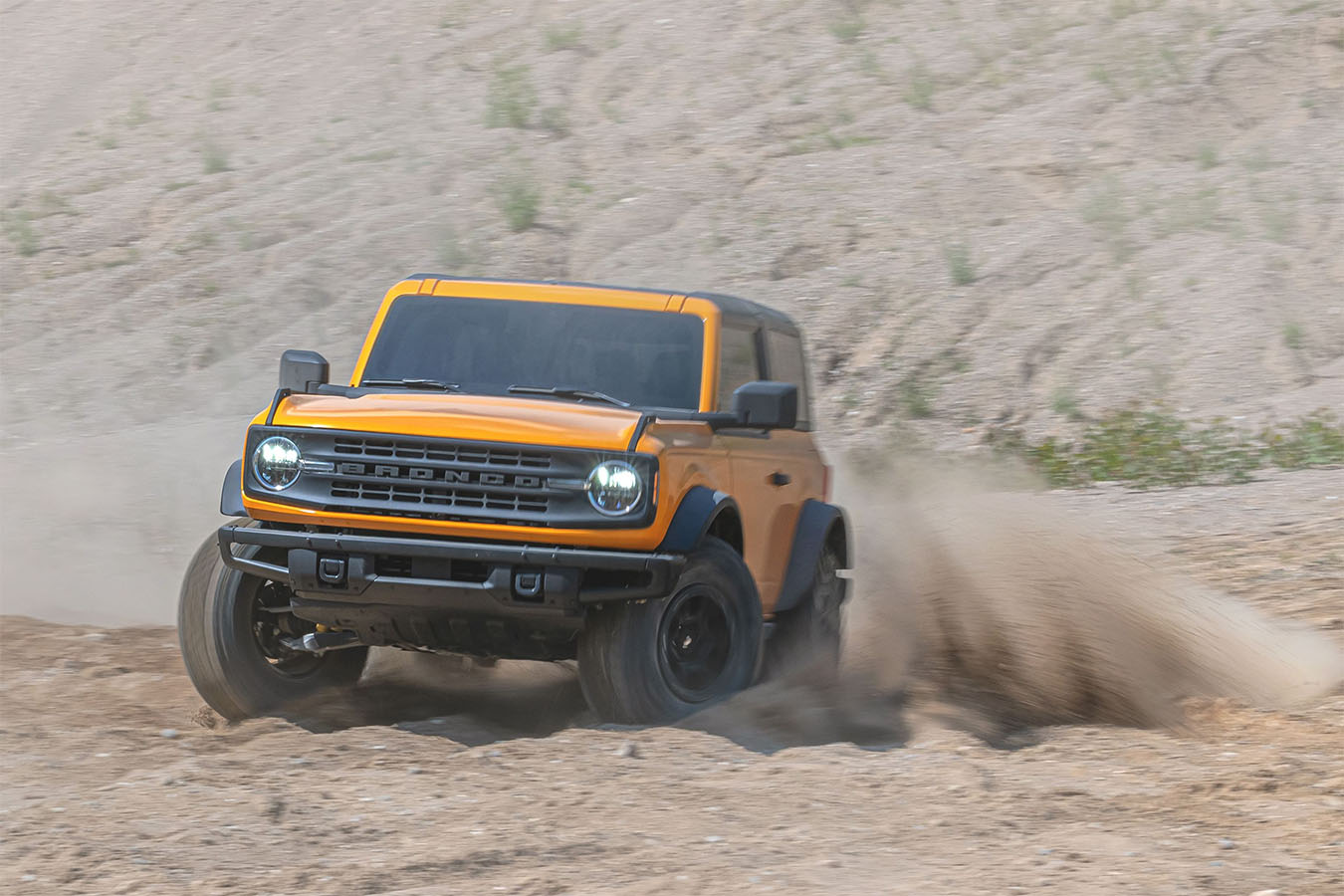 ford bronco first edition amarelo de frente em movimento