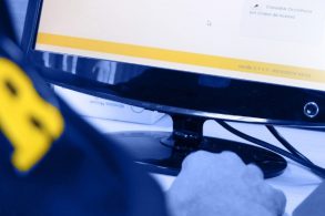 policial rodoviario federal acessa no computador o sistema eletronico de informacoes sei