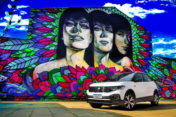 volkswagen t cross 2021 branco estacionado em frente a muro grafitado