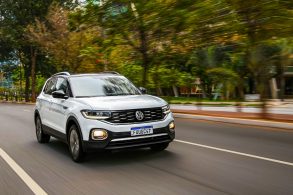 volkswagen t cross 2021 visto de frente em movimento na rua