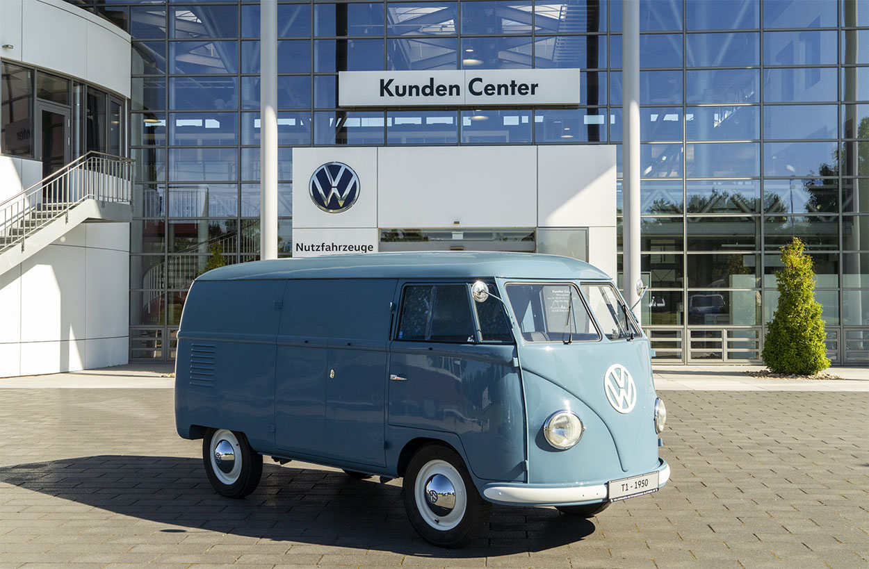 kombi 1950 azul de frente a mais antiga do mundo pertencente a volkswagen