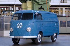 kombi 1950 azul dianteira a mais antiga do mundo pertencente a volkswagen