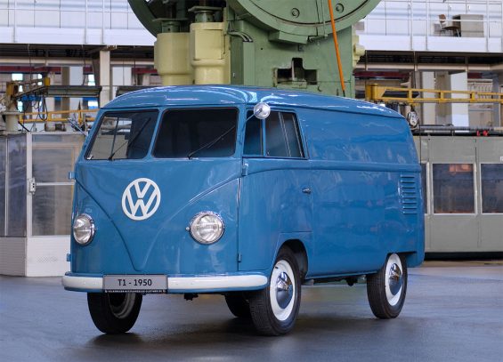 kombi 1950 azul dianteira a mais antiga do mundo pertencente a volkswagen