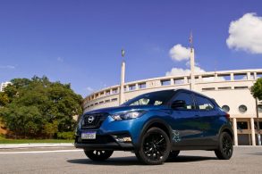 nissan kicks uefa champions league azul estacionado em frente a estadio de futebol