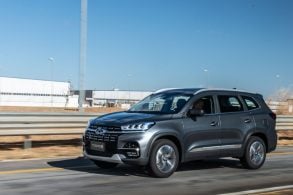 caoa chery tiggo visto de lado rodando em estrada