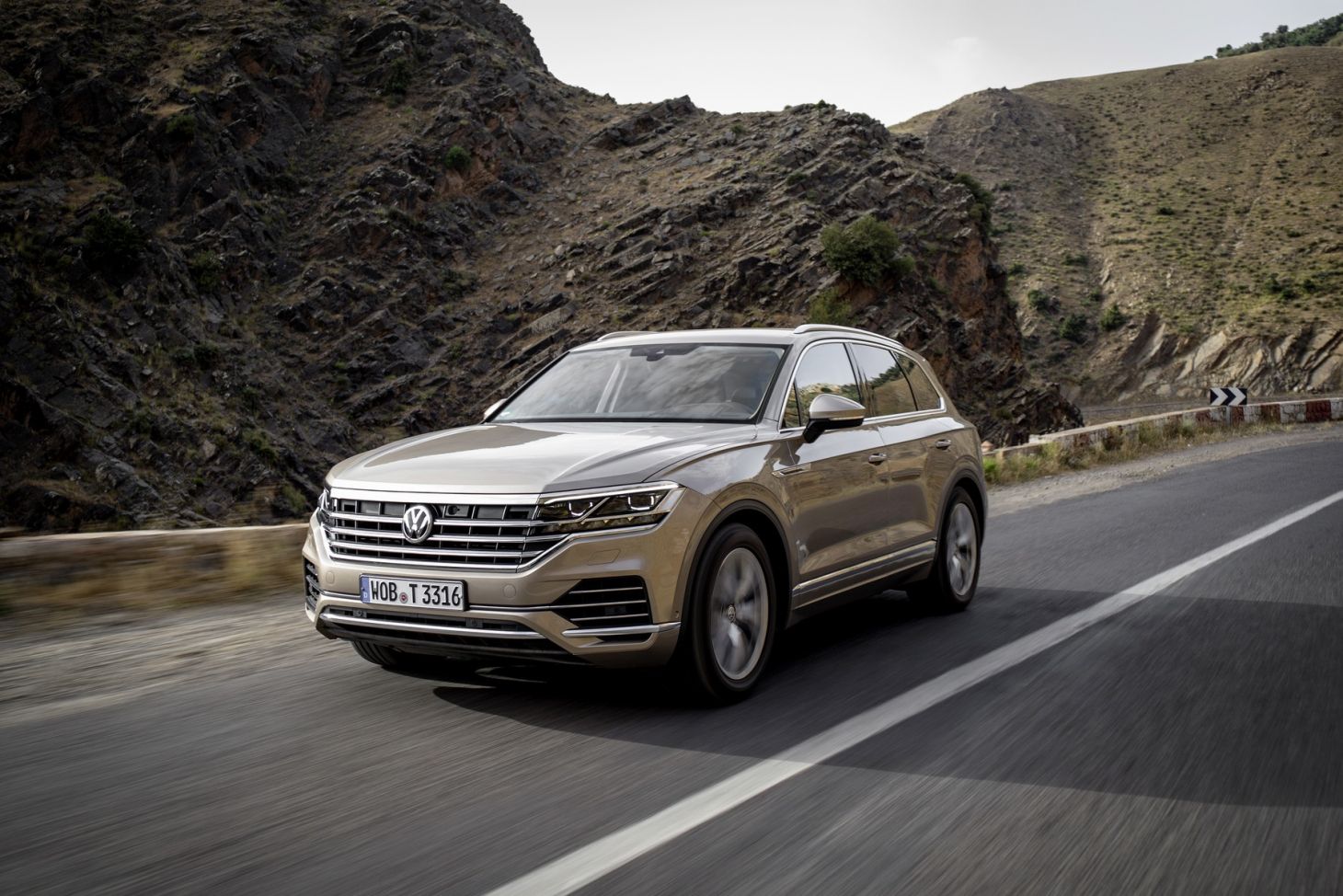 carros vendidos na Argentina: volkswagen touareg 2018 de frente em movimento