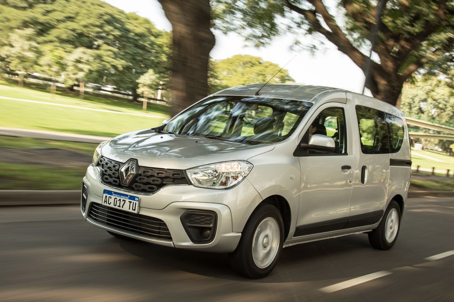 carros vendidos na Argentina: renault kangoo argentino cinza em movimento