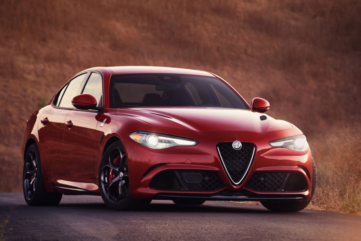 alfa romeo giulia quadrifoglio vermelho de frente