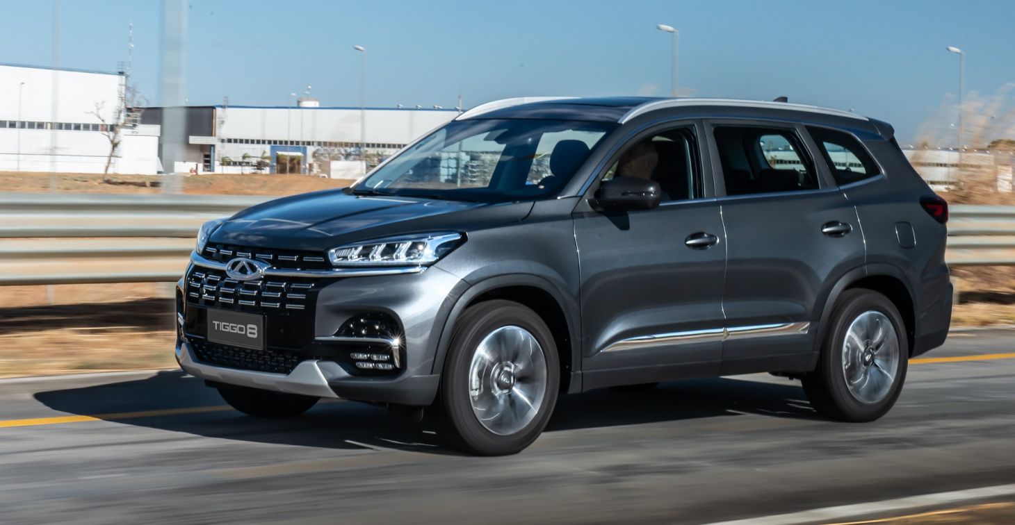 Utilitário esportivo Caoa Chery Tiggo 8 na cor cinza em movimento na estrada