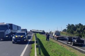 carro da policia federal em frente a acidente de transito em rodovia do panara sul do brasil