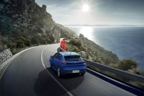 novo peugeot 208 azul traseira em movimento
