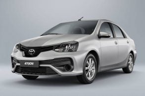 toyota etios 2021 prata em fundo branco